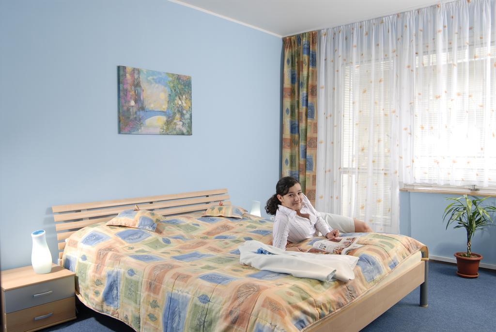 Hotel Radejov Knezdub Экстерьер фото