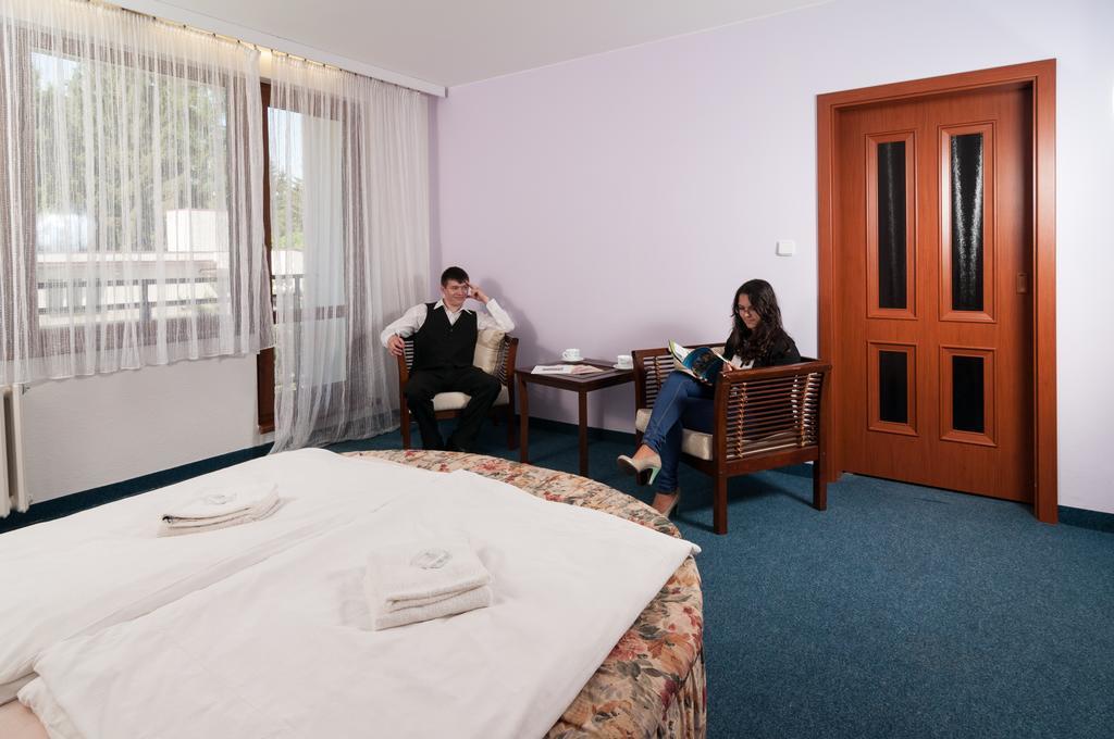 Hotel Radejov Knezdub Экстерьер фото