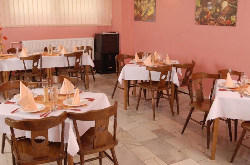 Hotel Radejov Knezdub Экстерьер фото