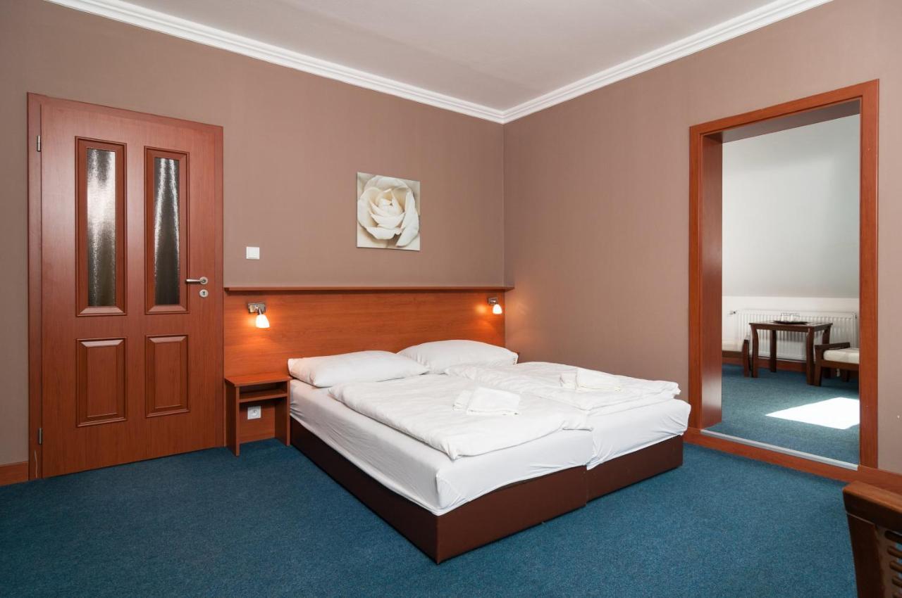 Hotel Radejov Knezdub Экстерьер фото
